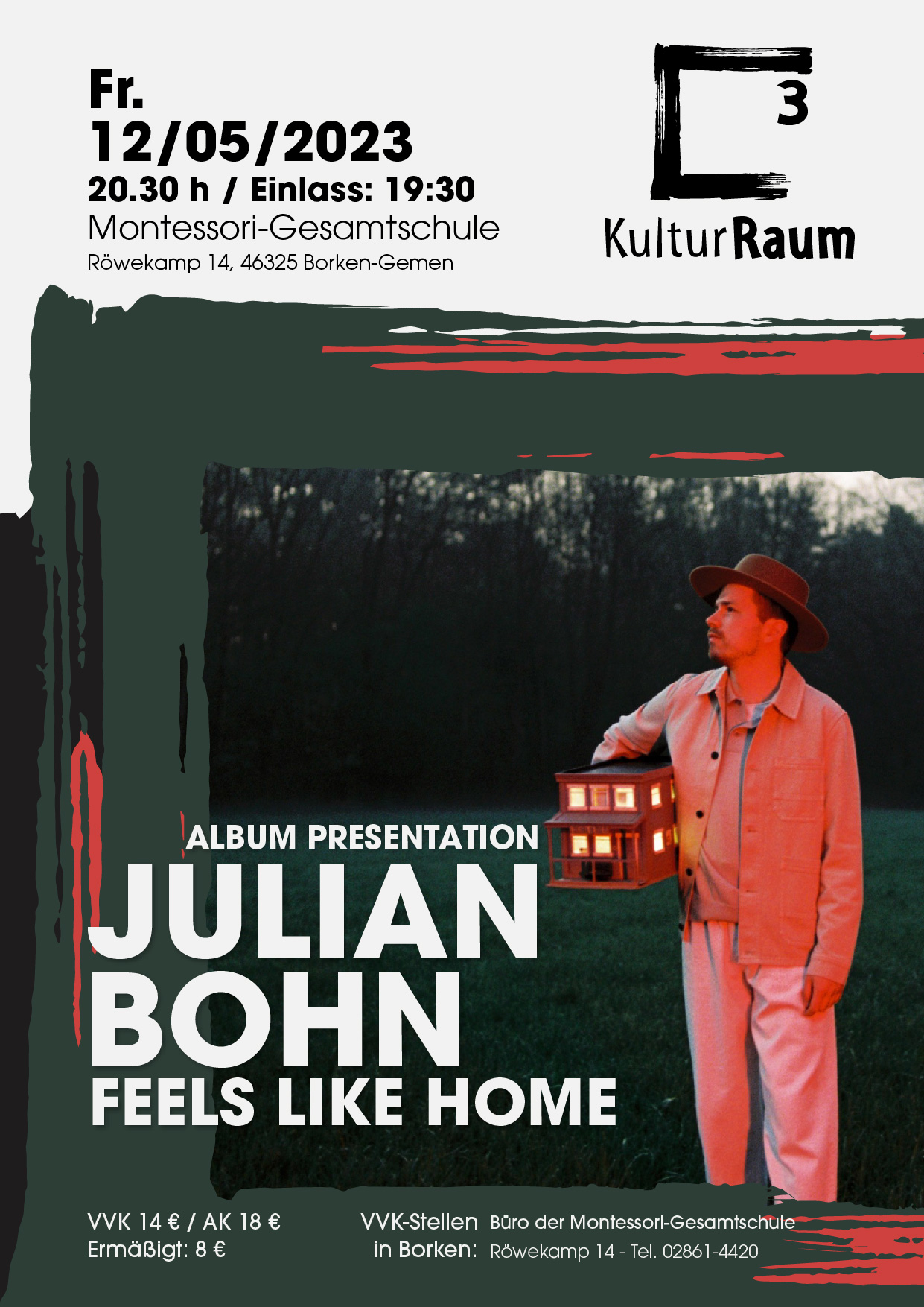 Das Konzertposter für Julian Bohn "Feels Like Home" am 12. Mai 2023 um 20:30 Uhr. Der Pianist und Musikproduzent Julian Bohn auf einem Feld bei Sonnenuntergang. Er hält ein erleuchtetes Spielzeughaus unter dem Arm und wird von pinkem Licht angestrahlt.